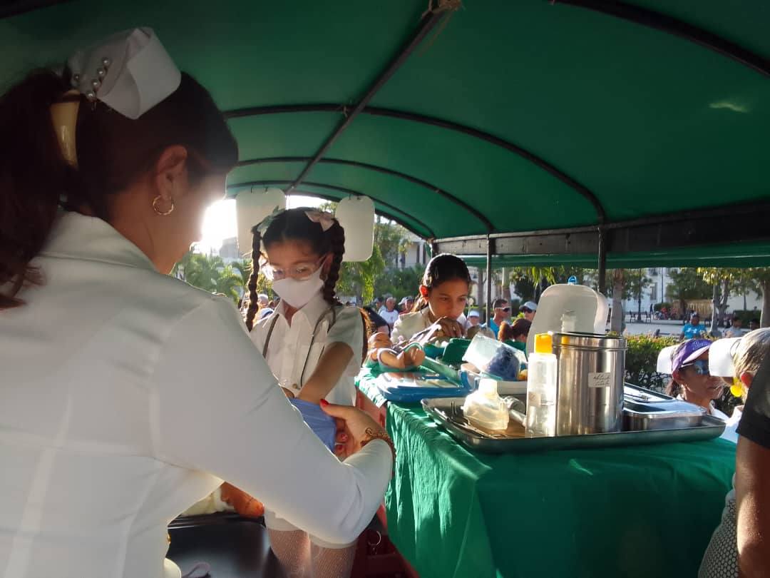 FCM_Sagua's tweet photo. Con múltiples iniciativas y el entusiasmo con el que asumen los retos, estudiantes y trabajadores de nuestra Facultad de Ciencias Médicas de Sagua la Grande desfilan este #1Mayo con la convicción de que #PorCubaJuntosCreamos.

#JuntosPorVillaClara @elsane671022 @Freire14864 https://t.co/XZ5Skl8UNC