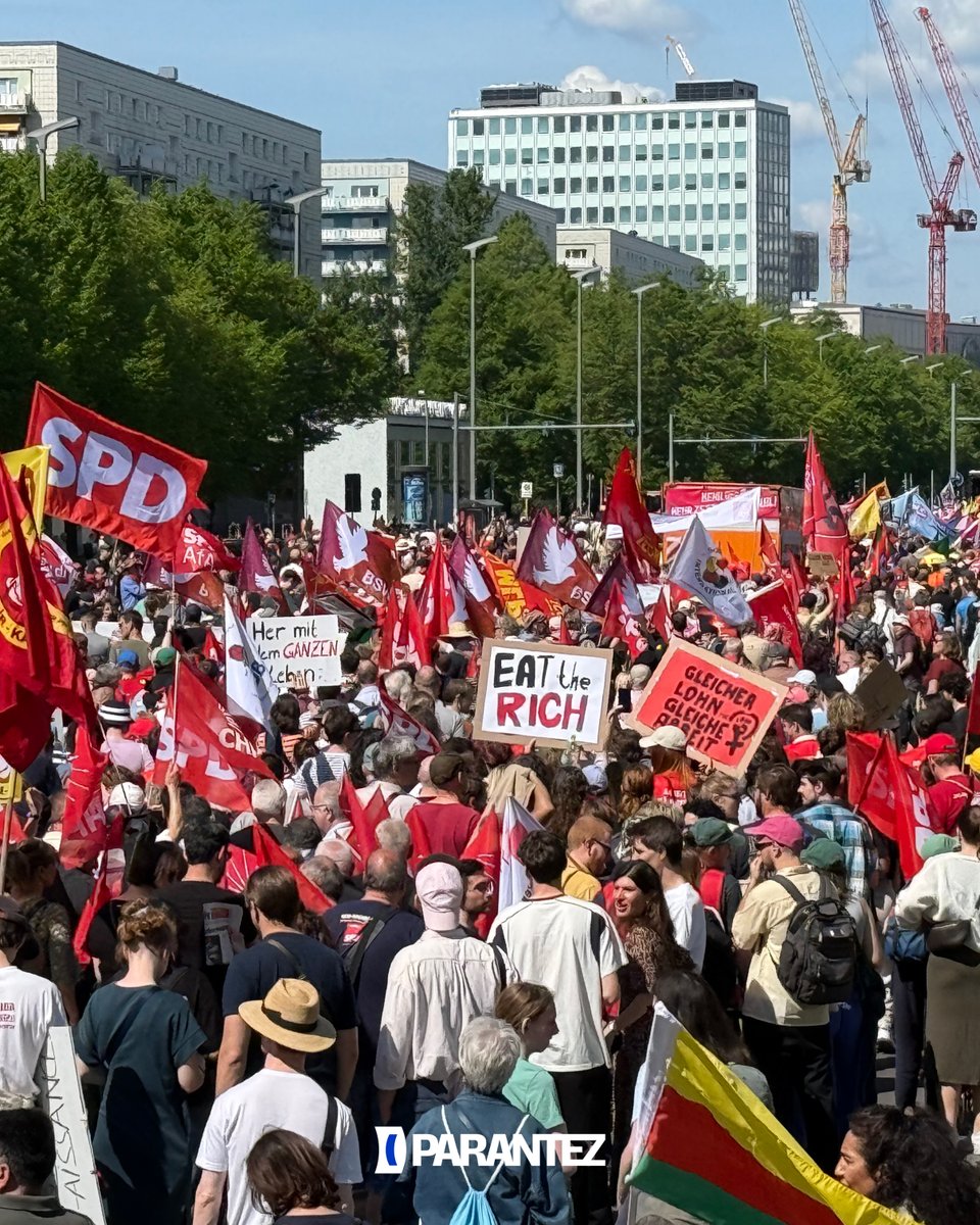 parantez_media's tweet photo. (1/3)
1 Mayıs’ta polis ablukasının yaşanmadığı nadir yerlerden biri: Berlin, Almanya.

Mecidiyeköy ve Taksim’de halk, polis ablukası ve gözaltılarla karşı karşıyayken Avrupa’daki gurbetçiler de 1 Mayıs’ta meydanlardaydı.

10 binden fazla katılımın olduğu Berlin sokaklarında Türkiye İşçi Partisi (TİP), Türkiye Komünist Partisi (TKP), Cumhuriyet Halk Partisi (CHP) gibi partilerin ve birçok sivil toplum kuruluşunun blokları vardı.

Parantez, o anlara tanıklık etti.

📸 @rifat_tellioglu 

#1Mayıs #Taksim