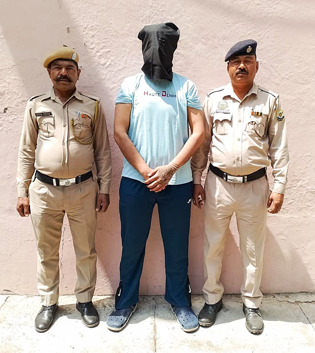 EnglishSalar's tweet image. Jharkhand #ATS arrests another suspect in Dhanbad with suspected links to Hizb ut-Tahrir
This comes days after four others were held under anti-terror crackdown.
Read more: salarnews.in/national-news/…
#TerrorCrackdown #Dhanbad #SecurityUpdate #ATSIndia