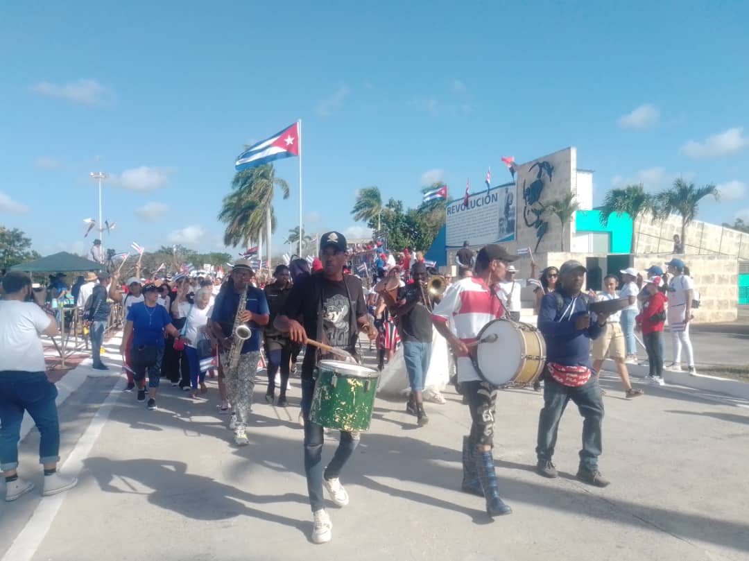 ECTBoga's tweet photo. 🇨🇺 Controlamos calidad, marchamos con orgullo.  
Hoy Confecciones Trebol alza la voz por los estándares que ponen a Cuba en alto.  
🏅 ¡Trabajo bien hecho, patria honrada!
#ECTBoga #1roDeMayo #MINDUS
#GEMPIL #JuntosPorCubaCreamos https://t.co/FRgAgnHlW3