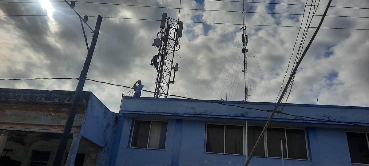 Y luego del desfile... Seguimos trabajando en #Artemisa. <a href="/ETECSA_Cuba/">ETECSA</a> no se detiene, a mal tiempo, buen trabajo. #PorCubaJuntosCreamos