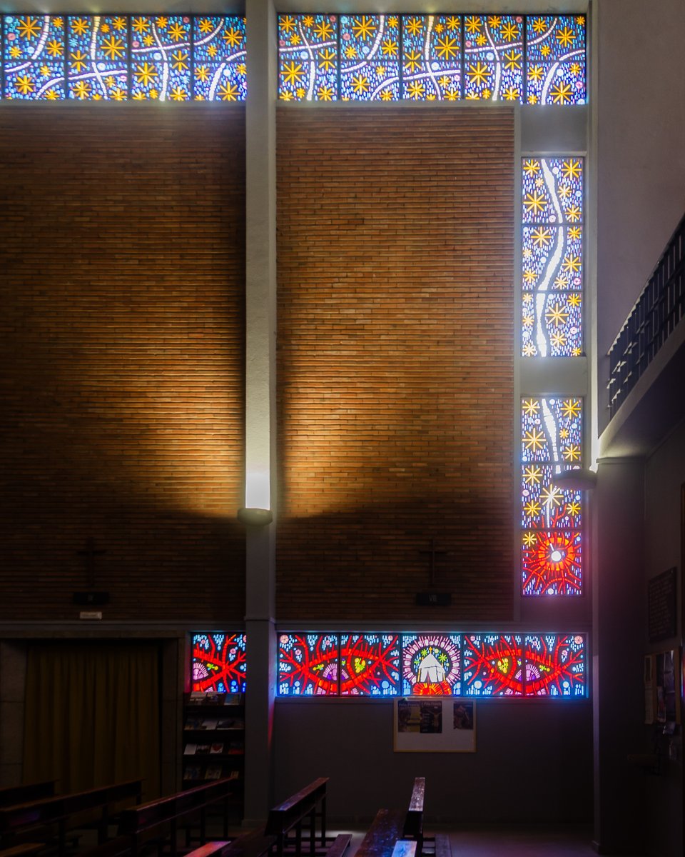 ZamoraSpain's tweet photo. @arteviajero_com Una vez en el interior, dos grandes vidrieras de 1994 iluminan el coro, donde se encuentra un Cristo en hierro, mientras que en los laterales, desde 1999, se contempla el firmamento y un motivo de espinas que llegan hasta el presbiterio, cuyas vidrieras se instalaron en 1991. https://t.co/RReX1Tij3t