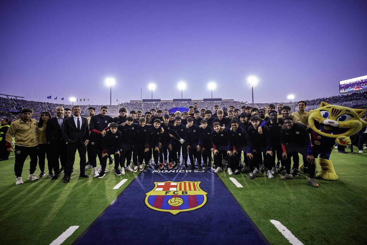 FC Barcelona - Masia (@fcbmasia) on Twitter photo 👏🏼 Els campions d’Europa van mostrar el títol de la <a href="/UEFAMensYouth/">UEFA Youth League</a> a l’afició en la prèvia de l’anada de les semifinals de la Champions a l’Estadi Olímpic Lluís Companys
💙❤️ 👏🏼 Els campions d’Europa van mostrar el títol de la <a href="/UEFAMensYouth/">UEFA Youth League</a> a l’afició en la prèvia de l’anada de les semifinals de la Champions a l’Estadi Olímpic Lluís Companys
💙❤️