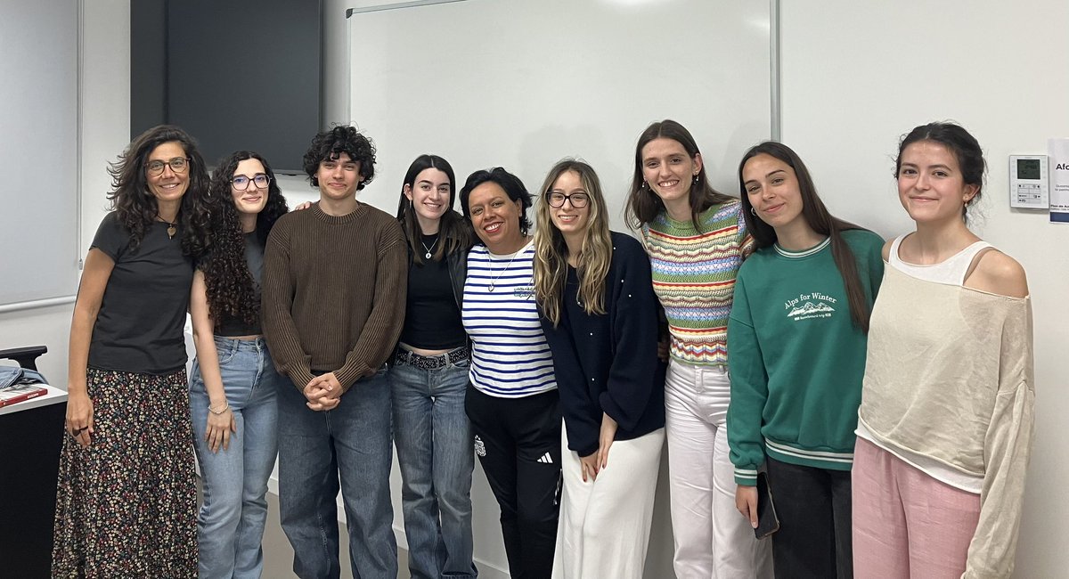 Después del apagón por fin pude ir a la Universidad de Zaragoza para hablar con las alumnas y alumnos de @anguloegea (una de las mayores conocedoras del periodismo narrativo) sobre nuestro oficio. Seguimos de gira en España😊❤️📚