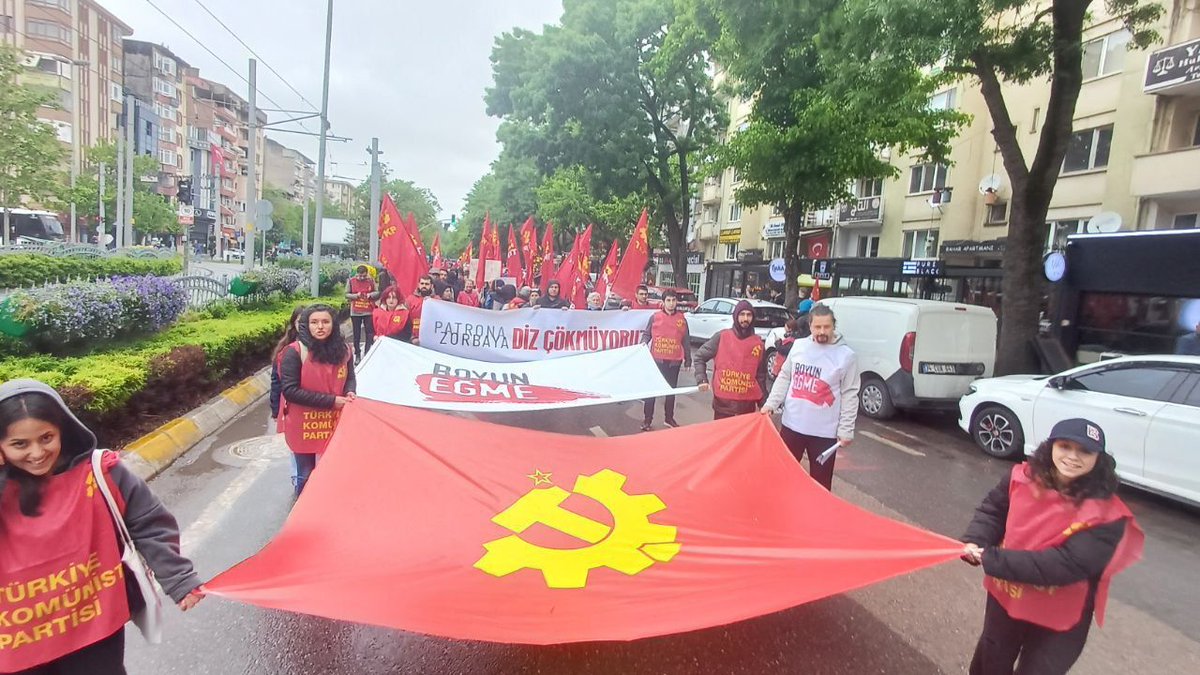 KocaeliTkp's tweet photo. Laik, bağımsız, egemen bir ülke isteyen; sosyalizmi ülkenin ve insanlığın biricik kurtuluşu olarak gören yurttaşlarımızla 1 Mayıs’ta Kocaeli'de TKP kortejinde yürüdük. 
1 Mayıs'ta mücadelemize omuz veren yeni dostlarımız hoş geldiler.
Yaşasın 1 Mayıs! 

#1Mayıs #TKP https://t.co/yfo6ZN6EG9