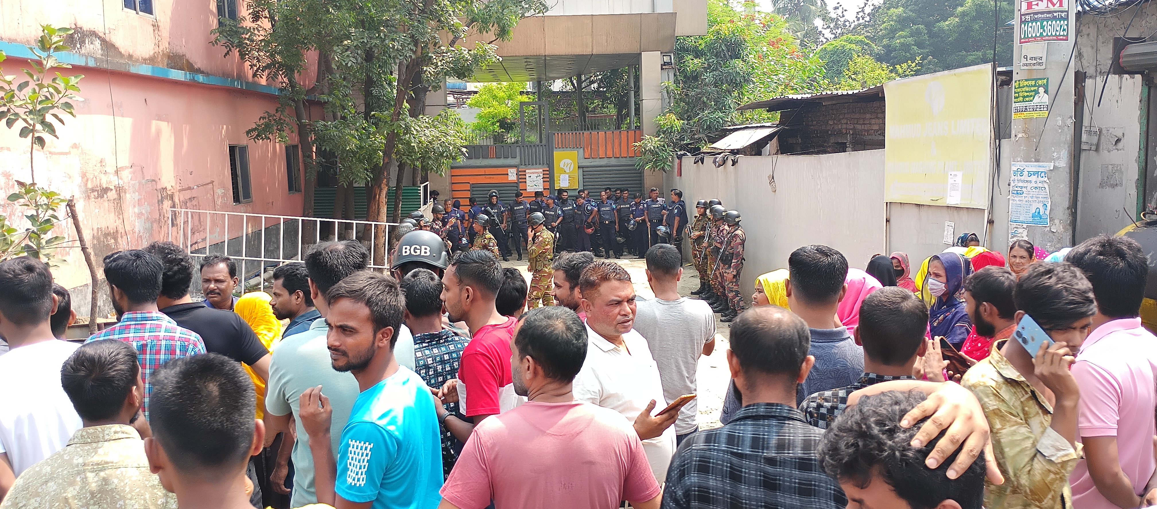 শ্রমিক দিবসে কালিয়াকৈরে বকেয়া বেতনের দাবিতে শতাধিক শ্রমিকের বিক্ষোভ