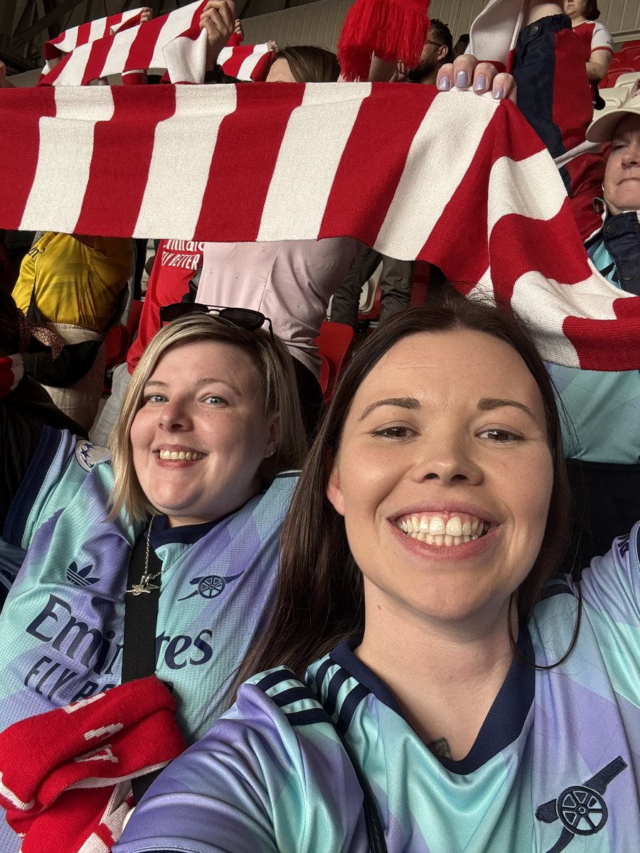 We’re all going on a European tour🎶 

Lisbon here we  @lottie_awfc ♥️