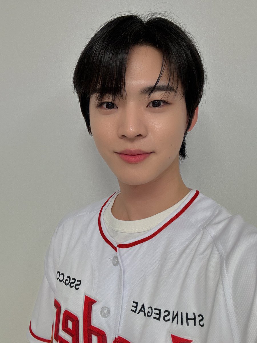 ONF_members's tweet photo. [#효진 #HYOJIN] 오늘 처음으로 시구를 해봤는데요 너무 재밌었어요⚾️ https://t.co/NHcG0yRjr3