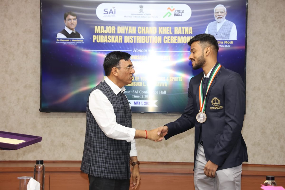 Media_SAI's tweet image. Catch the glimpses📷 as  Hon'ble MYAS Mansukh Mandaviya felicitated the star badminton men's doubles duo Satwiksairaj Rankireddy &amp;amp; Chirag Shetty &amp;amp; presented them with the prestigious 2023 #KhelRatna Award.

Many congratulations to #BrothersOfDestruction for this well - deserved