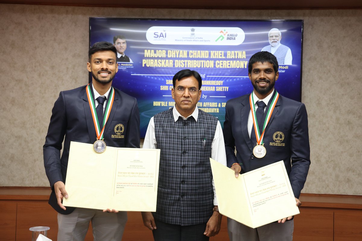 Media_SAI's tweet image. Catch the glimpses📷 as  Hon'ble MYAS Mansukh Mandaviya felicitated the star badminton men's doubles duo Satwiksairaj Rankireddy &amp;amp; Chirag Shetty &amp;amp; presented them with the prestigious 2023 #KhelRatna Award.

Many congratulations to #BrothersOfDestruction for this well - deserved