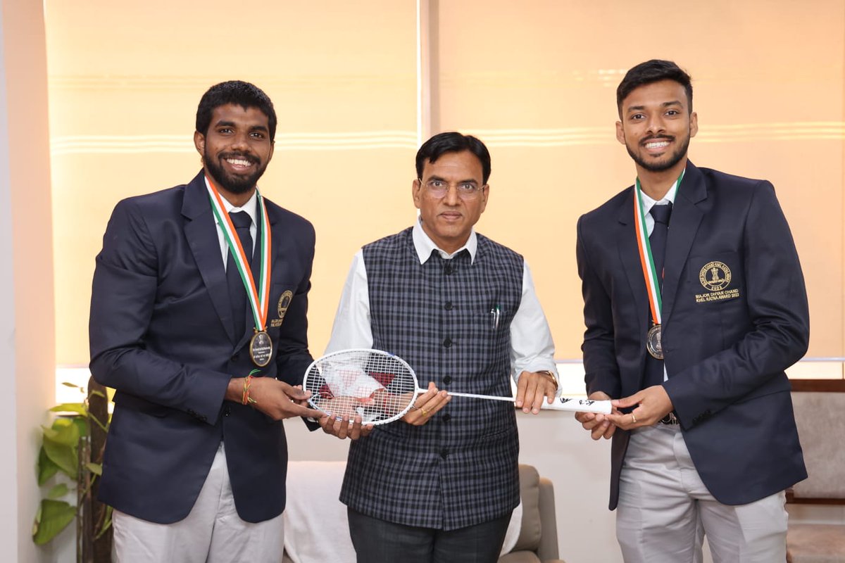 Media_SAI's tweet image. Catch the glimpses📷 as  Hon'ble MYAS Mansukh Mandaviya felicitated the star badminton men's doubles duo Satwiksairaj Rankireddy &amp;amp; Chirag Shetty &amp;amp; presented them with the prestigious 2023 #KhelRatna Award.

Many congratulations to #BrothersOfDestruction for this well - deserved