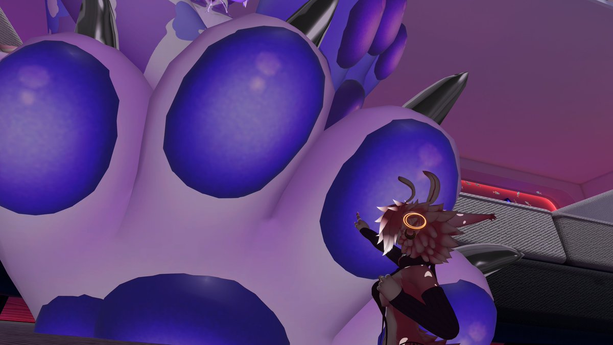 giant pawbs ~ must.. poke! 🥺♥️

first day of #MicroMay :3
#sizetwitter #macro #furry #VRChat #sizedifference #paws