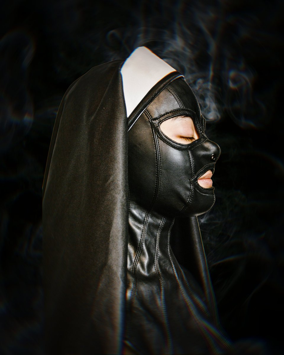 In the flicker of candlelight, we rewrite the language of desire with every touch and whisper.

nun's leather mask: catwhips.com
淘宝: catwhips

#intimacy #bondage #dom #束缚