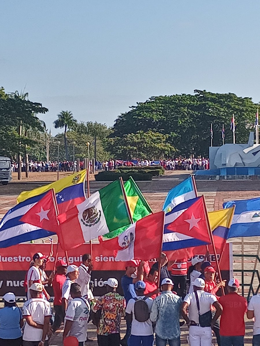 Desde el Camagüey saludamos con alegría y compromiso el #1DeMayo . Una nueva y contundente victoria de los trabajadores cubanos de la Revolución. #1DeMayo <a href="/DiazCanelB/">Miguel Díaz-Canel Bermúdez</a> <a href="/DrRobertoMOjeda/">Dr. Roberto Morales Ojeda</a> <a href="/MMarreroCruz/">Manuel Marrero Cruz</a> <a href="/EdMartDiaz/">Eduardo Martínez Díaz</a> <a href="/PartidoPCC/">Partido Comunista de Cuba</a> <a href="/PresidenciaCuba/">Presidencia Cuba 🇨🇺</a> <a href="/EVilluendasC/">Enrique Villuendas</a>