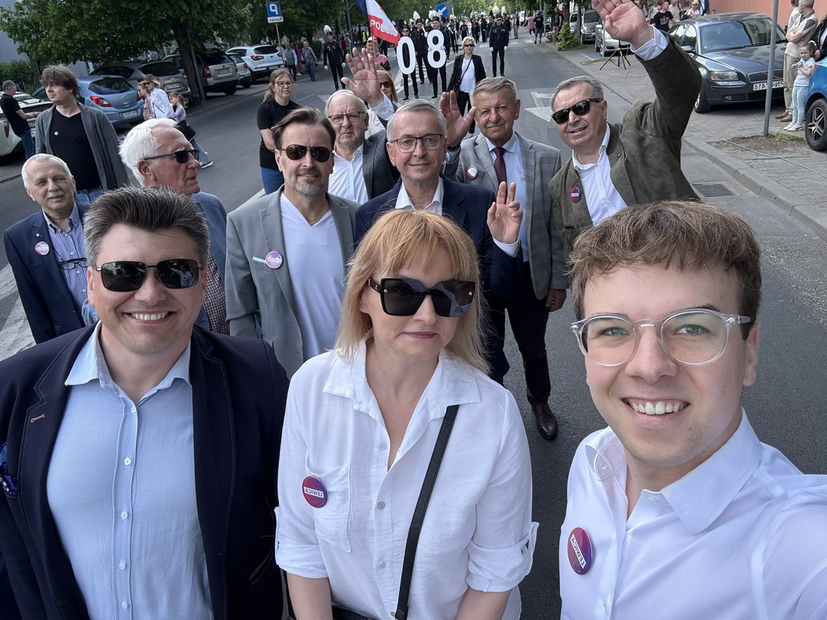 p_czerniejewski's tweet image. Konin jest jednym z niewielu miast w Polsce, gdzie co roku odbywa się wielki pochód pierwszomajowy. Dzisiaj ponad tysiąc osób i jak zawsze obecna ekipa @__Lewica ❤️🚩