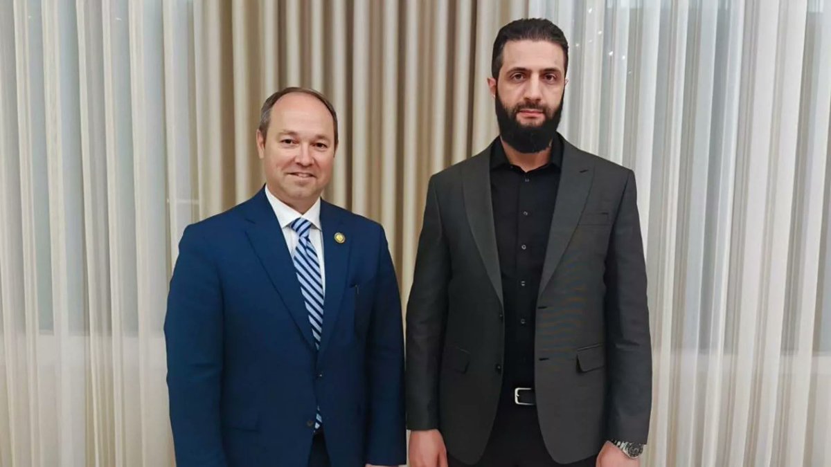 📚أحاديث عن تطبيع سوري محتمل مع الاحتلال: إعادة تموضع أم انحراف استراتيجي⁉️

تدرك الحكومة السورية الجديدة أنها محاصرة ضمن حقل ألغام سياسي، وأن الأوراق قليلة في يدها، ويتزامن وصولها للسلطة مع حرب إبادة جماعية ترتكبها “إسرائيل” ضد الفلسطينيين في غزة، وأن المناورة لكسب الوقت بهدف