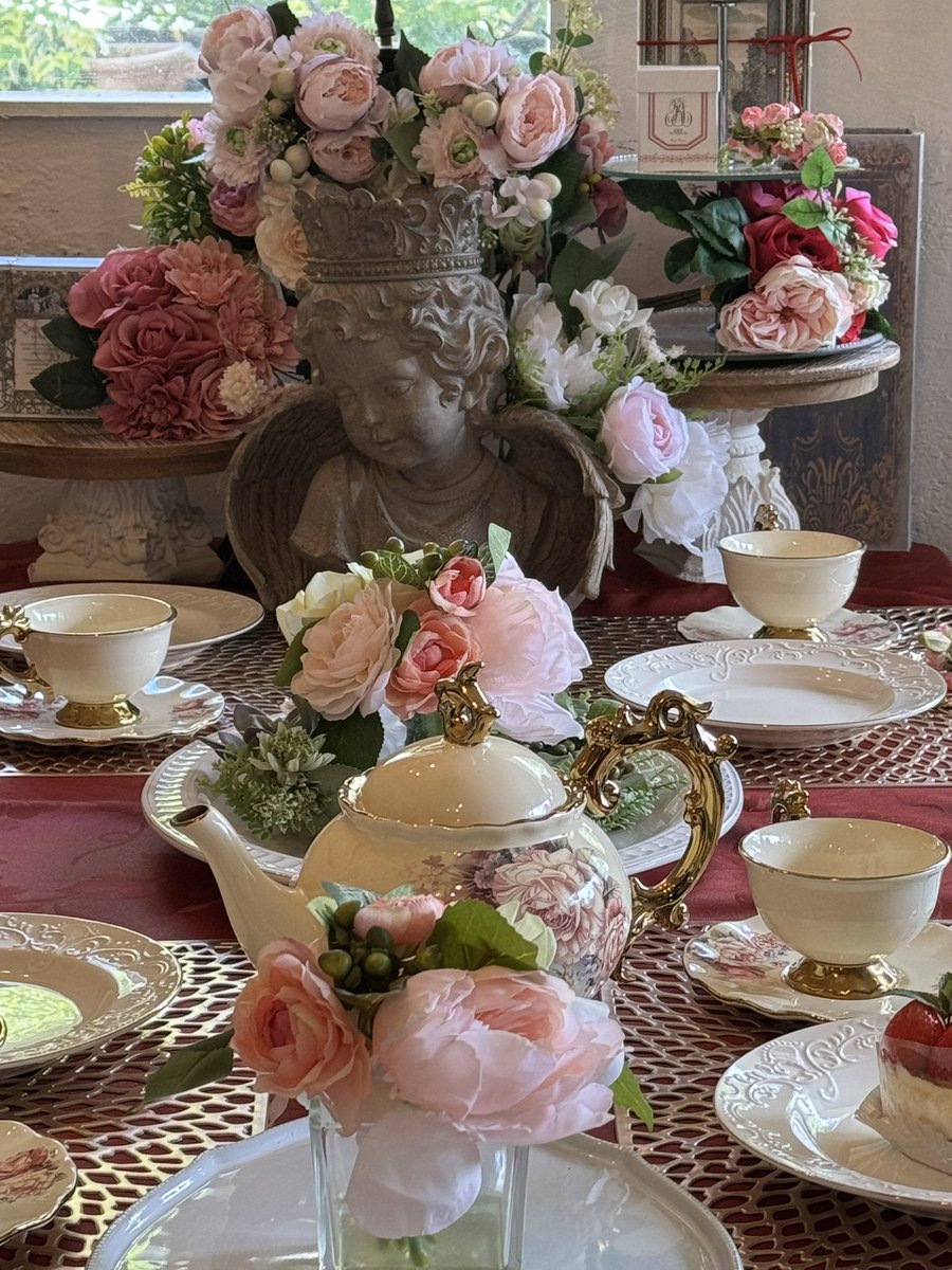 cloud9_cafe_art's tweet photo. cloud9
5.6月のテーマは薔薇🌹
心と身体を穏やかに整えてくれる薔薇
薔薇を使ってブレンドされた
華やかなお茶もたくさん揃いました。
ぜひぜひご予約くださいね❣️

ティーコース　2500円　
プレミアムティーコース　3500円

不定休　10時から22時
要予約
ご予約は前日までに
一名様でもご遠慮なく https://t.co/RJIR0aYUJc