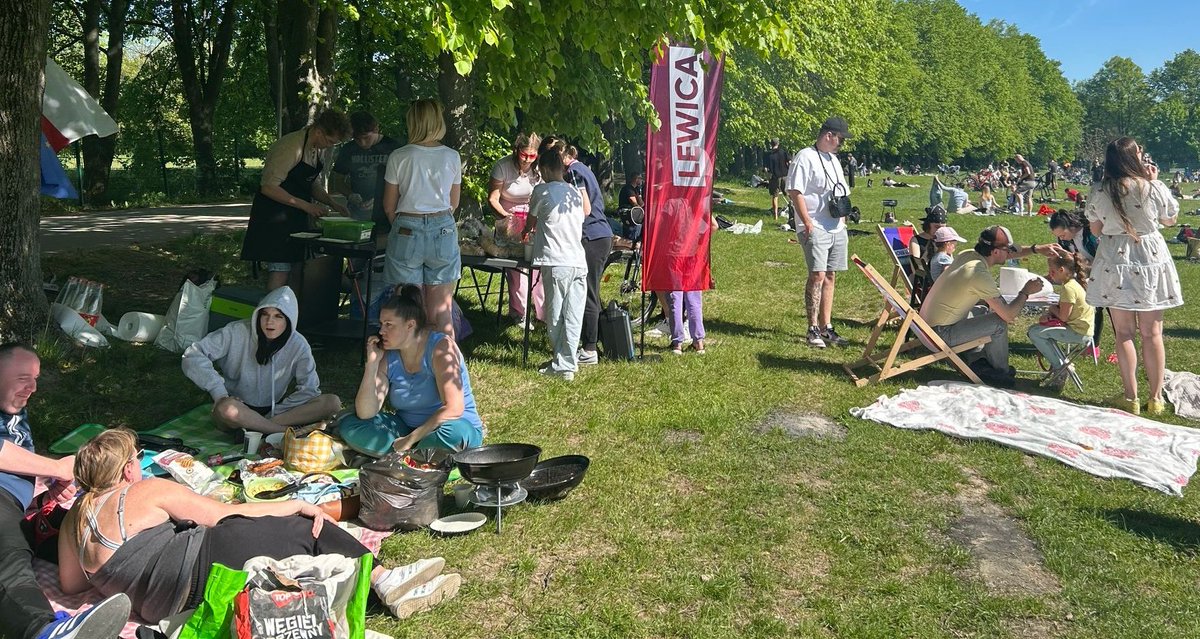 A po uroczystościach pierwszomajowych wspolnie z <a href="/mlodzi_pps/">Młodzi Socjaliści PPS</a> jako lubelska lewica zorganizowaliśmy piknik nad Zalewem Zemborzyckim. 
Na chętnych czekało darmowe jedzenie z grila, lemoniada, a na najmłodszych czekało rówież m.in. malowanie twarzy.
🇵🇱✊️🚩