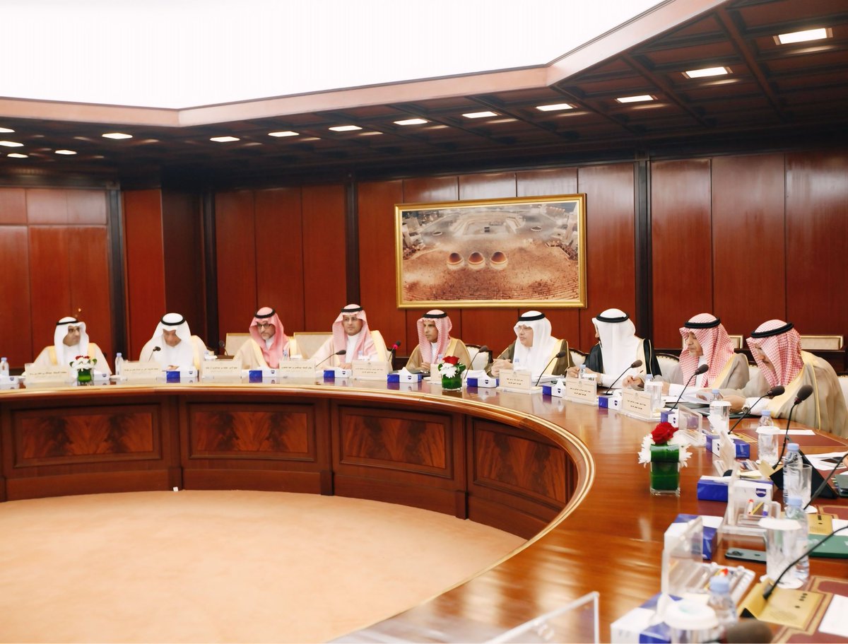 ShuraCouncil_SA's tweet photo. لجنة الشؤون الخارجية في #مجلس_الشورى تعقد اجتماعًا برئاسة عضو المجلس رئيس اللجنة اللواء الركن الدكتور عبدالرحمن الحربي، لمناقشة التقرير السنوي لوزارة الخارجية للعام المالي 1445/1446هـ، بمشاركة معالي مساعد وزير الخارجية للشؤون التنفيذية الأستاذ عبد��لهادي المنصوري، وعدد من المسؤولين في الوزارة.