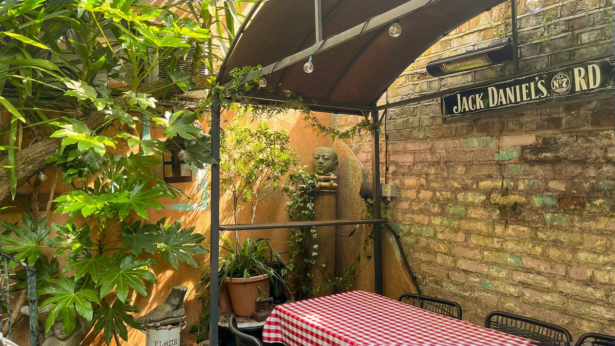 The tents are down and the sun is up ☀️

Enjoy the sun in our magical garden and treat yourself to brunch or join us for after work drinks! 🍻

#exploringlondon #dogfriendly #secretgarden #beergarden #brunchlondon #londonweekend #londonrestaurants