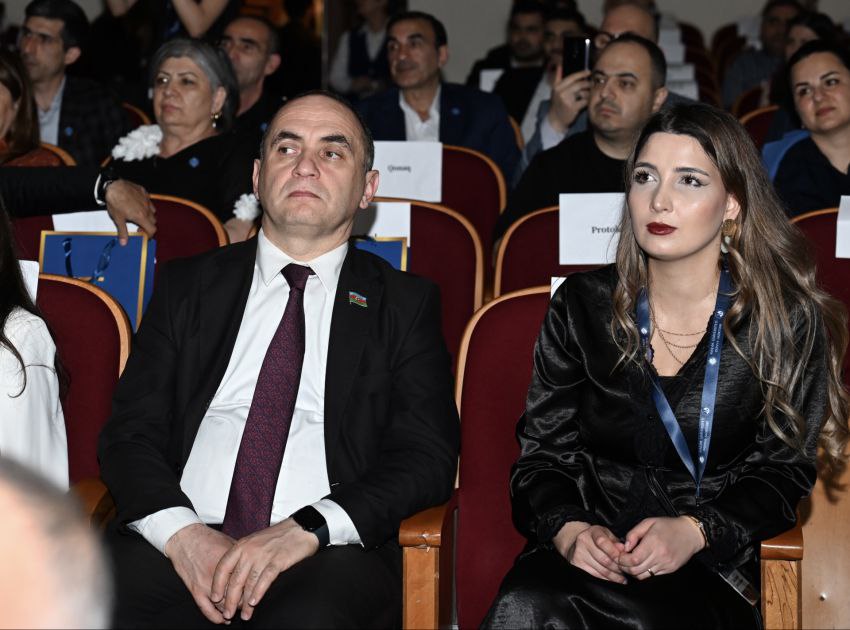 JeyhunMV's tweet photo. Azərbaycan təhsilində özünə məxsus yeri olan Dünya Məktəbinin Səməd Vurğun adına Azərbaycan Dövlət Akademik Rus Dram Teatrında yubiley tədbirində iştirak etdik. Bir daha təbrik edir, yeni uğurlar arzulayırıq.
#DünyaMəktəbi #Təhsil #ElmvəTəhsilNazirliyi #AzEdu https://t.co/5S8jfCAeYN