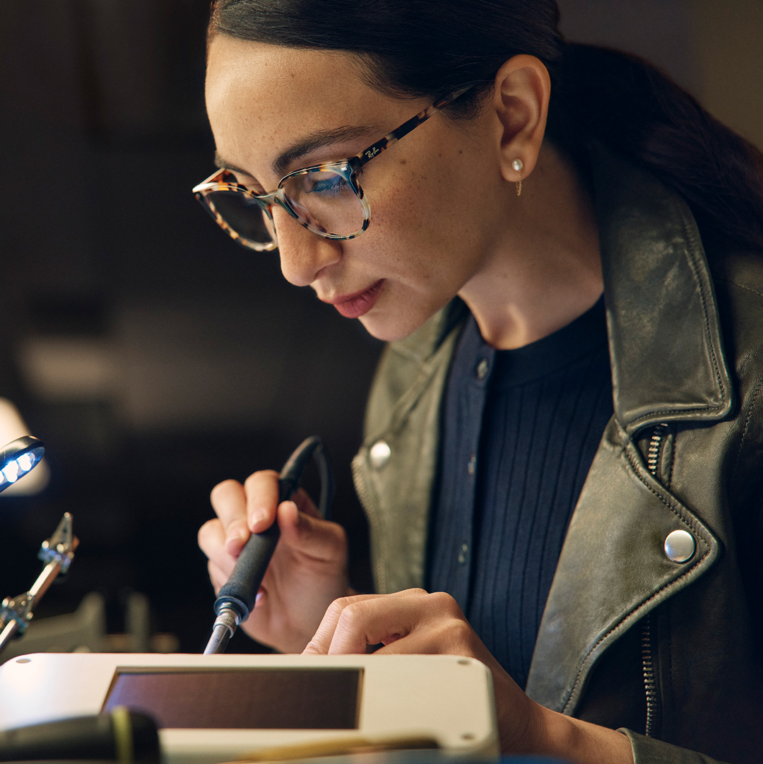With a mission to bring education to those who need it most, Soraya leads with dedication and purpose. At LensCrafters, we share that same passion for delivering expert care and quality vision solutions for every journey.​

👓 RX5397