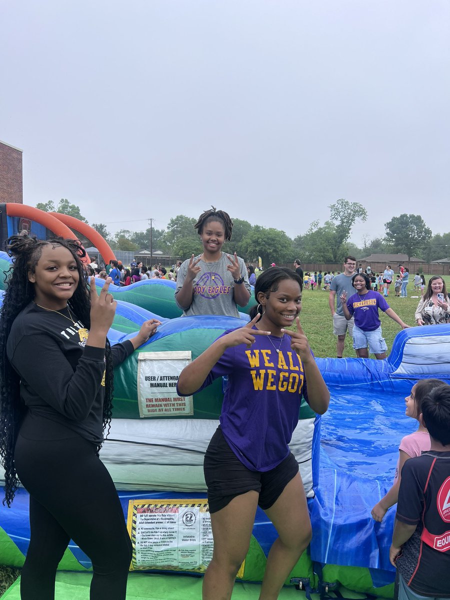 LE_HOOPS's tweet photo. RHS @LE_HOOPS gearing up for @MSTMAGNET field day ‼️ Let’s have some FUN 🤩 @AziaLacy1 Smith @coachdansby 

@RichardsonHS1 @RichardsonISD #whatwedo https://t.co/qvpXFmb2cy