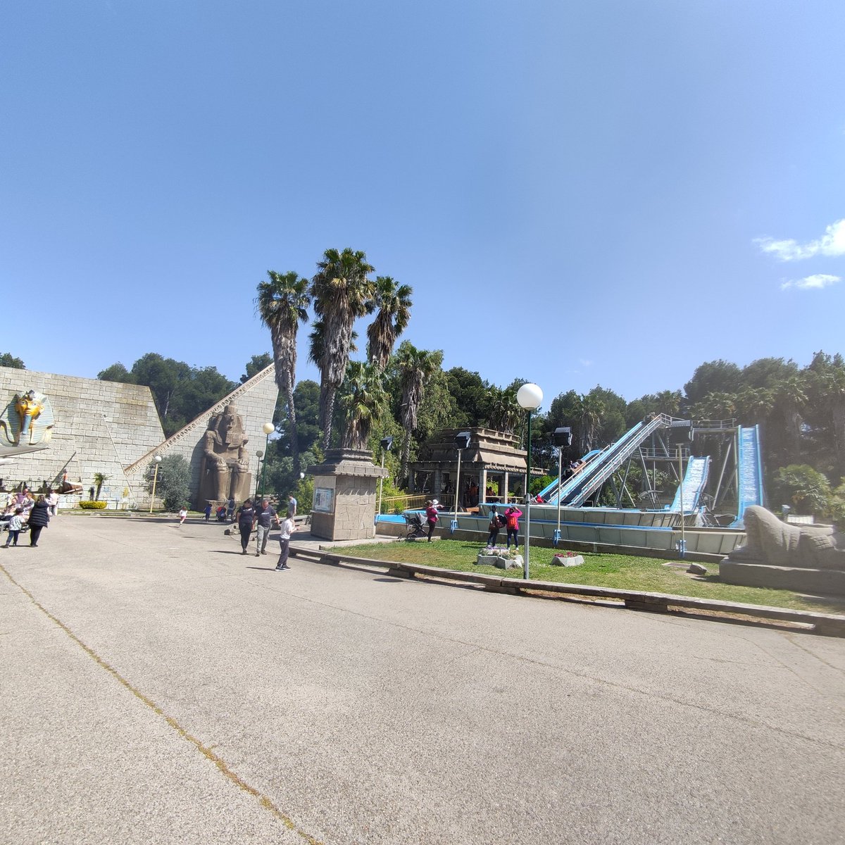 Aún queda, pero el finde pasado chapuzon por  por la playa, y hoy de parque de atracciones, así que!!  Ya huele a verano!