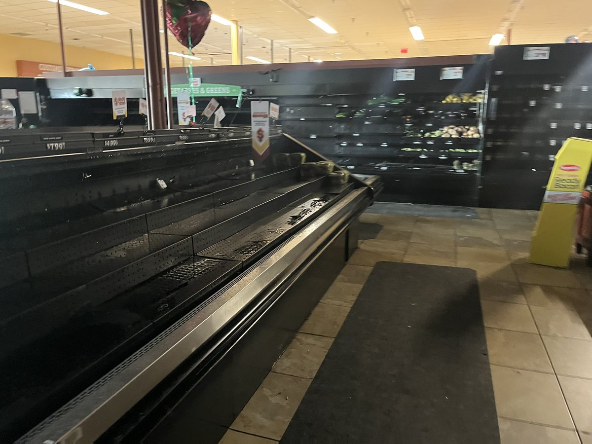 dunkaroonie's tweet photo. None of this has gone past local news, but it’s pretty bad out here ahaa… No gas left too bc the stations have no power/ ppl have bought tanks from the working stores to power their generators. Lost everything in my fridge and have moved my shrimp tank to work to keep them alive https://t.co/8nWjWvXaYX