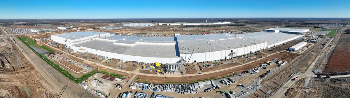 Behind every massive steel project is a team of detailers and fabricators making it happen. 🏗️Discover how SDS2 empowered detailers to tackle 13 of the biggest projects in recent years—from battery plants to skyscrapers. Read more hubs.la/Q03k32Qr0