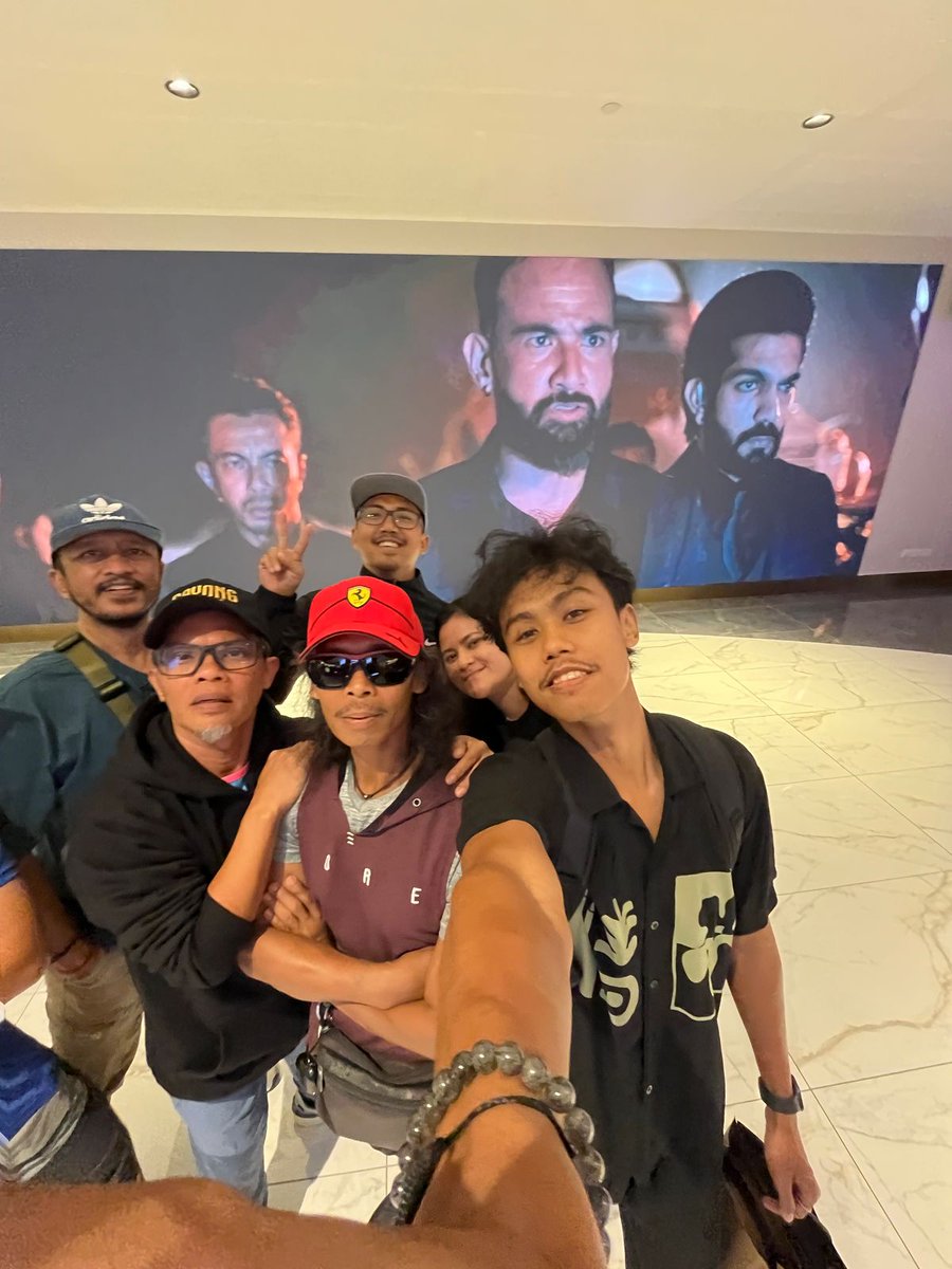 A. Hanief AN (@bahasa_hanief) on Twitter photo #BloodBrothersBaraNaga bagus banget. Tahniah <a href="/syafiqyusof/">Syafiq Yusof</a> <a href="/SharnaazAhmad/">Sharnaaz Basir Ahmad</a> <a href="/iSyafiqKyle/">Syafiq Kyle</a>
Barusan nonton sama Kang <a href="/YayanRuhian/">Yayan Ruhian</a> & Bang <a href="/faisalskis/">Faisal Ishak</a>
<a href="/danieldokter/">Daniel Irawan</a> nonton deh. Keren banget. Mudah2an tayang di Indonesia
<a href="/Rivki_Mogi/">rivki morais umagapi</a> tayang di Indo ga Riv? Hehehe #BloodBrothersBaraNaga bagus banget. Tahniah <a href="/syafiqyusof/">Syafiq Yusof</a> <a href="/SharnaazAhmad/">Sharnaaz Basir Ahmad</a> <a href="/iSyafiqKyle/">Syafiq Kyle</a>
Barusan nonton sama Kang <a href="/YayanRuhian/">Yayan Ruhian</a> & Bang <a href="/faisalskis/">Faisal Ishak</a>
<a href="/danieldokter/">Daniel Irawan</a> nonton deh. Keren banget. Mudah2an tayang di Indonesia
<a href="/Rivki_Mogi/">rivki morais umagapi</a> tayang di Indo ga Riv? Hehehe