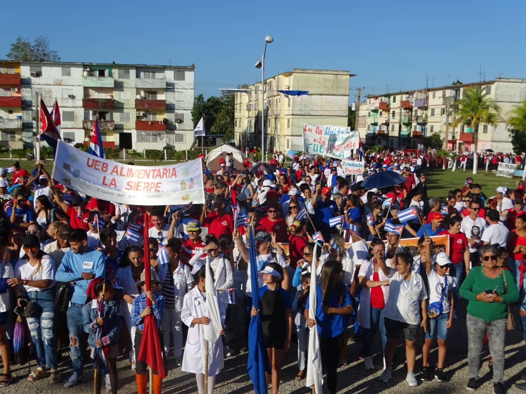 Una vez más en #LaSierpe desfiló todo el pueblo con la premisa de que #PorCubaJuntosCreamos. Las calles llenas de alegría y colorido donde celebramos el día del proletariado