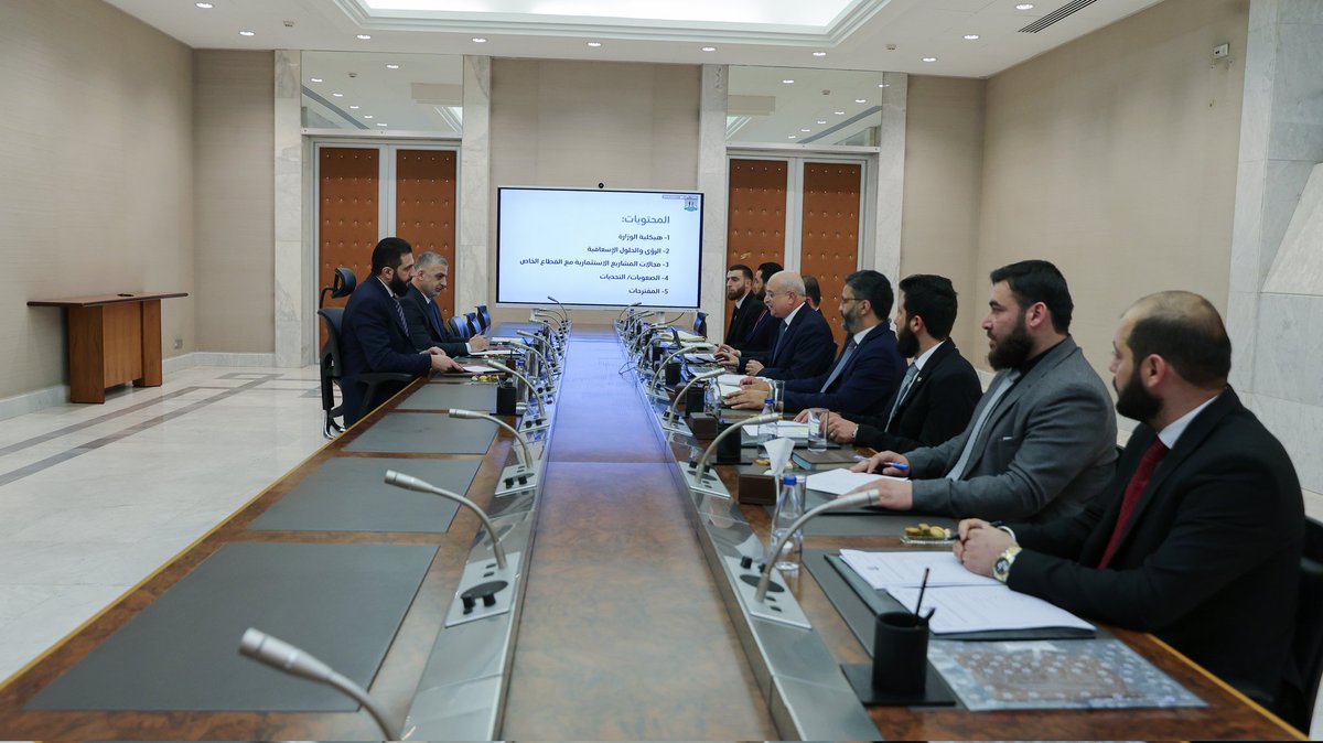 اجتماع رئيس الجمهورية السيد أحمد الشرع مع وزير النقل السيد يعرب سليمان بدر، حيث جرى بحث خطط تطوير شبكات المواصلات وتحسين البنية التحتية للنقل العام، وتم التأكيد على تسريع وتيرة العمل لتلبية احتياجات المواطنين وتعزيز ربط المدن والمناطق الريفية، بالإضافة لضرورة الالتزام بأعلى