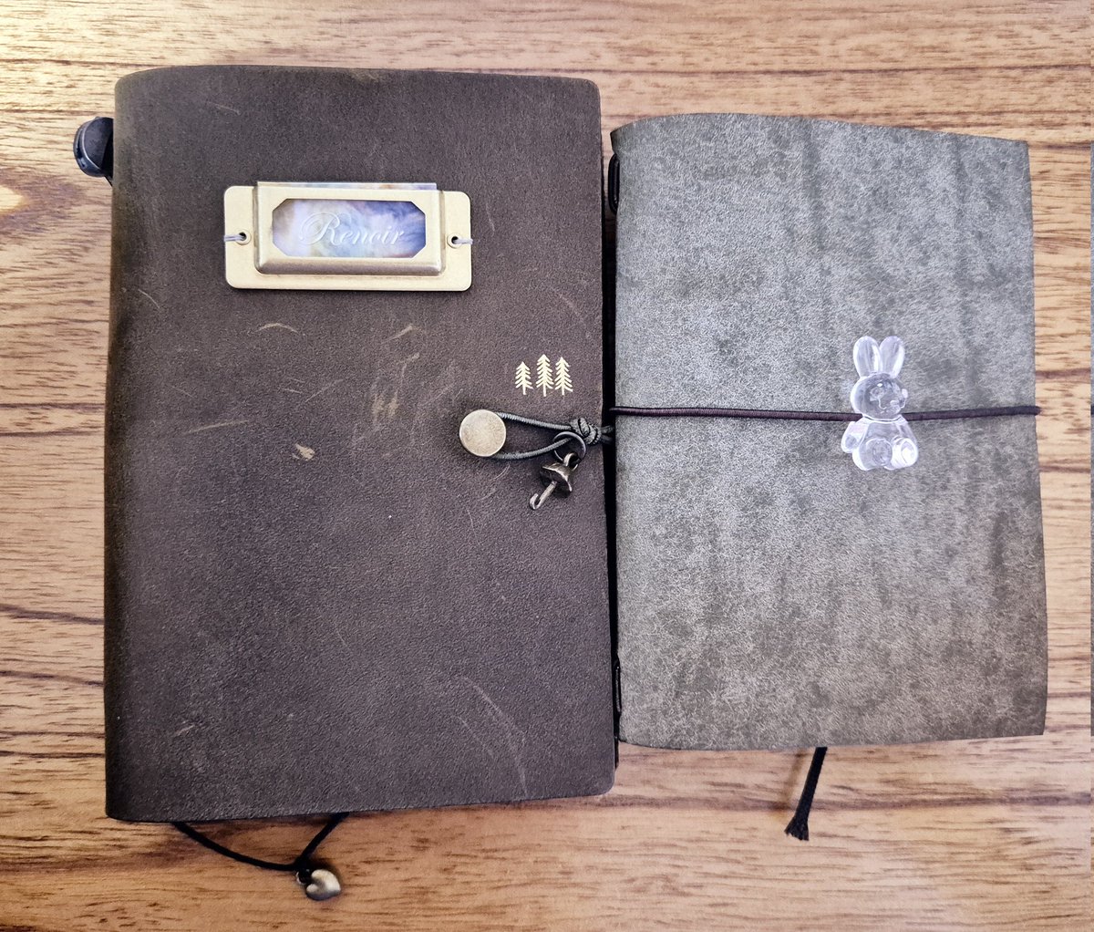 a7가죽 커버 만들었당.
가죽 방치되있어서 밑에 쪽만 살짝 색이 변했는데 이쁘넹