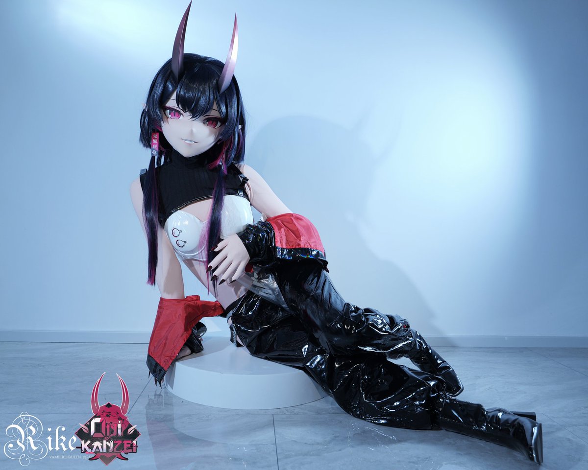 有点热了~帮我把外套脱下吧~🖤

📷:<a href="/KUTE_image/">KUTE</a>
oc:<a href="/OniKanzei/">MAKI 🐍⛓️</a>