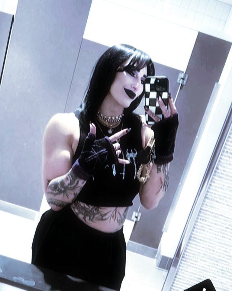 [THE ERADICATOR.]
Exterminator Ripley, 
Unit Number # 6989
She /Her , They Them
27 years old. 
🧵