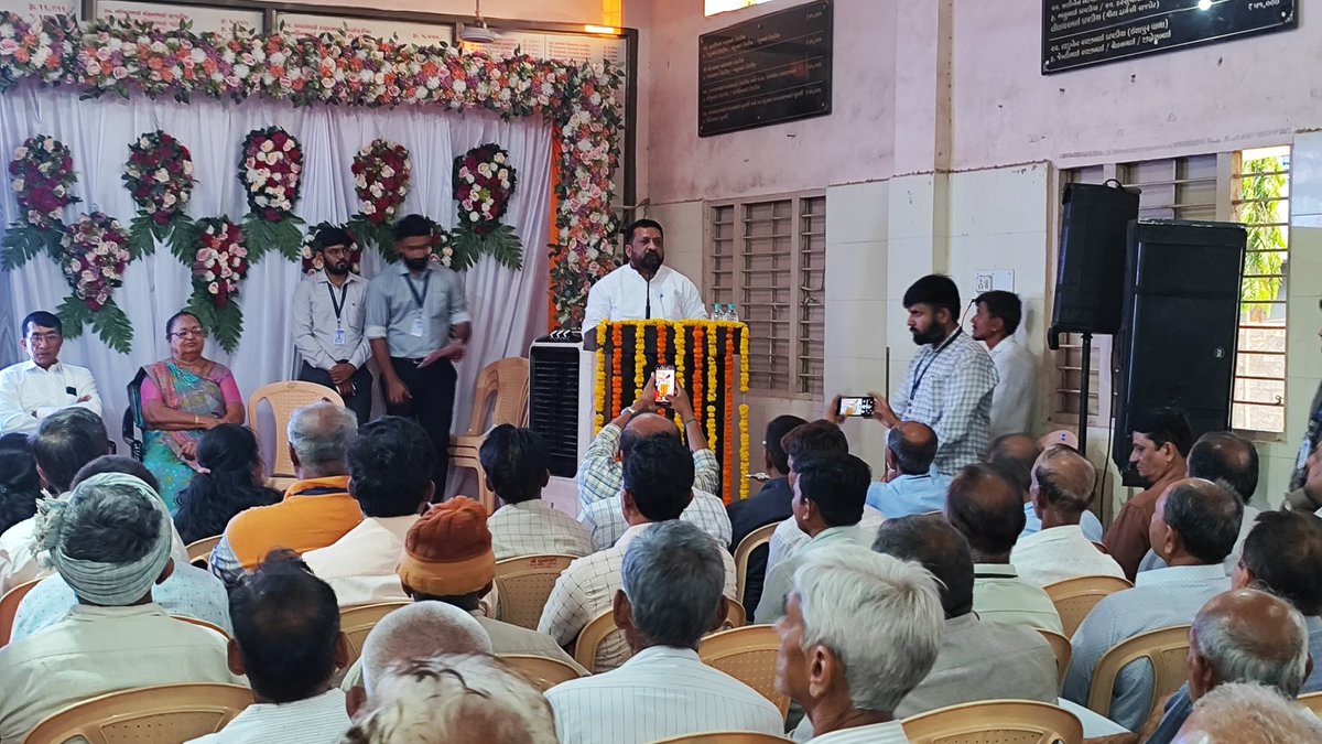 Kiritbhai_Patel's tweet photo. સહકારી ક્ષેત્રે ને મહત્વ આપવા માટે વર્ષ 2025 ને આંતરરાષ્ટ્રીય સહાકારીતા વ��્ષ તરીકે ઉજવવામાં આવી રહેલ છે.
આ ના અનુસંધાને જિલ્લા સહકારી બેન્ક @JDCCBank દ્વારા વડાલ ગામ ખાતે આયોજીત  "સહકાર થી સમૃદ્ધિ" કાર્યક્રમ માં સહકારી આગેવાનો સાથે ઉપસ્થિત રહી માર્ગદર્શન આપેલ. https://t.co/1WNbs82g4j