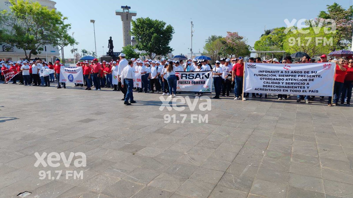 XEVATabasco's tweet photo. ➡️ #AlMomento | Llegan agremiados a la #FTOT y agrupaciones de trabajadores a Plaza de Armas luego de realizar una marcha por el #DíaDelTrabajo https://t.co/jXER6QcXm8