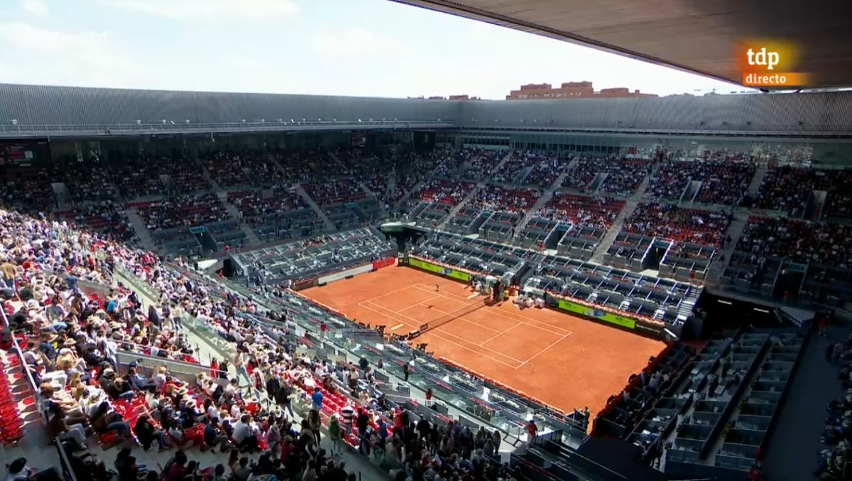 Cuartos de final de un 1000 como es Madrid.

Juegan la N2 y múltiple campeona de Grand Slams como Swiatek, con la N4, Gauff. Es partidazo.

La grada luce así. Lo de los palcos, un drama.

¿Qué dirá la gente en otros países?