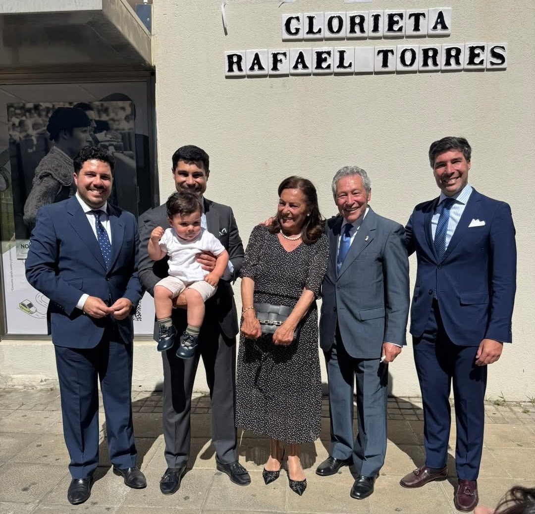 Divina Pastora de Triana (@pastoradetriana) on Twitter photo 🔵 Nuestra hermandad felicita a nuestros hermanos <a href="/RafaTorresRT/">Rafa Torres</a> y <a href="/JARodriguez_TV/">José Antonio R.</a> por la reciente rotulación de una glorieta con el nombre de su padre, el torero y banderillero Rafael Torres, cuya inauguración llevó a cabo el <a href="/Ayto_Sevilla/">Ayuntamiento de Sevilla</a> el pasado lunes 28 de abril 🔵 Nuestra hermandad felicita a nuestros hermanos <a href="/RafaTorresRT/">Rafa Torres</a> y <a href="/JARodriguez_TV/">José Antonio R.</a> por la reciente rotulación de una glorieta con el nombre de su padre, el torero y banderillero Rafael Torres, cuya inauguración llevó a cabo el <a href="/Ayto_Sevilla/">Ayuntamiento de Sevilla</a> el pasado lunes 28 de abril