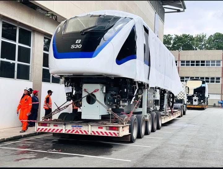 cptminforma's tweet image. #L15-Prata.
Sábado(03/05/2025) á partir dás 20h e domingo durante toda a operação comercial, as estações estarão fechadas para os testes dos novos trens da frota S.
Ônibus do sistema PAESE irá atender a linha.
Foto: Paparazzi Ferroviário.