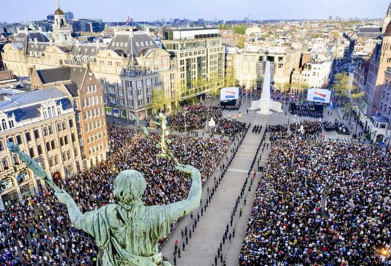 RonnyNaftaniel's tweet photo. Vanaf begin 2012 woedde er een burgeroorlog in Syrië, met ca 600.000 doden. In 2021 viel Rusland Oekraïne binnen: ca 1 miljoen doden. Al die jaren was er niemand die een “inclusieve #dodenherdenking” organiseerde of nodig achtte.
Nu Israël, na te zijn aangevallen, tienduizenden slachtoffers maakt in Gaza wordt er opeens geroepen dat ook de Palestijnen in die 2 minuten herdacht moeten worden. Niemand zal ontkennen dat de situatie in Gaza verschrikkelijk is, maar daar gaat het niet om. 
Op 4 mei herdenken we alleen NEDERLANDERS. Dus moet je je afvragen waar die noodzaak om buitenlandse slachtoffers van hedendaagse conflicten te betrekken plotseling vandaan komt. Is het de zorg om de niet-Nederlandse medemens? Kennelijk bestond die jarenlang niet voor Syriërs, Oekraïeners of Russen. 
Nu Israël de slachtoffers maakt, is die empathie er opeens wel. Het Palestijnse leed dient als politiek middel om de legitimiteit van Israël aan te tasten. De Joodse staat is verrezen uit het as van Holocaust en nu plegen nazaten van die Joden ook zelf misdaden tegen de mensheid, menen de pleitbezorgers van “inclusieve herdenkingen”.
Wie de geschiedenis van het Arabisch-Israëlisch conflict kent, weet dat dit onzin is. Israël had er al voor 1940 kunnen zijn. Maar belangrijker is dat het de Palestijnse leiders zijn geweest en nu nog Hamas die de vernietiging van Israël nastreefden en niet andersom. De Hamas pogrom van 7 oktober 2023 is hier een voorbeeld van.  Hoe meer de pleitbezorgers van de “inclusieve herdenking” andere normen hanteren voor Israël dan voor andere landen, hoe meer ze eigenlijk de bestaansnoodzaak van Israël bewijzen.  
En zeg niet dat we met het herdenken van alleen Nederlandse slachtoffers op 4 mei de verkeerde lessen trekken, omdat er nog steeds oorlogen zijn. Oorlog en geweld zijn afschuwelijk, maar in handen van democratieën soms bitter noodzakelijk om voor je vrijheid op te komen. Het “nooit weer” betekent dat je je vrijheid moet beschermen. Dat is misschien wel de belangrijkste les uit de jaren 40-45.