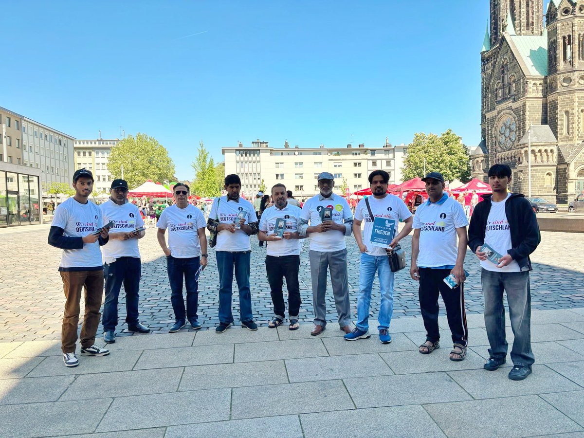 AhmadiyyaVIE's tweet photo. Friedensaktion - Ein gemeinsamer Weg für Frieden
Gegen 11 Uhr versammelten sich 15 Mitglieder der Gemeinde am Gemeindehaus, um gemeinsam in einem friedlichen Marsch zum Marktplatz von Rheydt zu gehen. Die Teilnehmer trugen Schilder &amp; Flyer mit Botschaften des Friedens. https://t.co/WCLwYugbgx