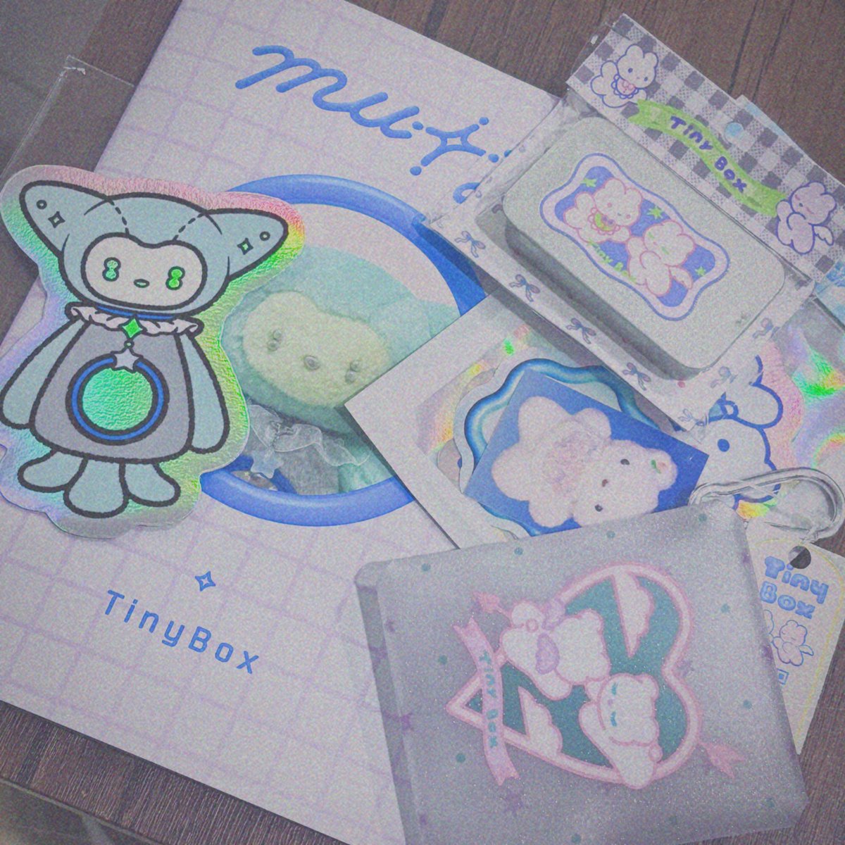 #Y2Kぬい展 レセプションにてTiny Boxさん(<a href="/_tiny_box/">𝘛𝘪𝘯𝘺 𝘉𝘰𝘹</a> )のメチャカワグッツ(←かわいい)をゲット❣️
元映画館の内装はサイコ~だし、全作家さんほんと-にすごいので‼️GW中ぜひ足を運んでみてくださ~‼️(「HAPPY?」の実物ブローチが見れる、買える他・天使電影が音楽をつくったグッツも買えるｮ)