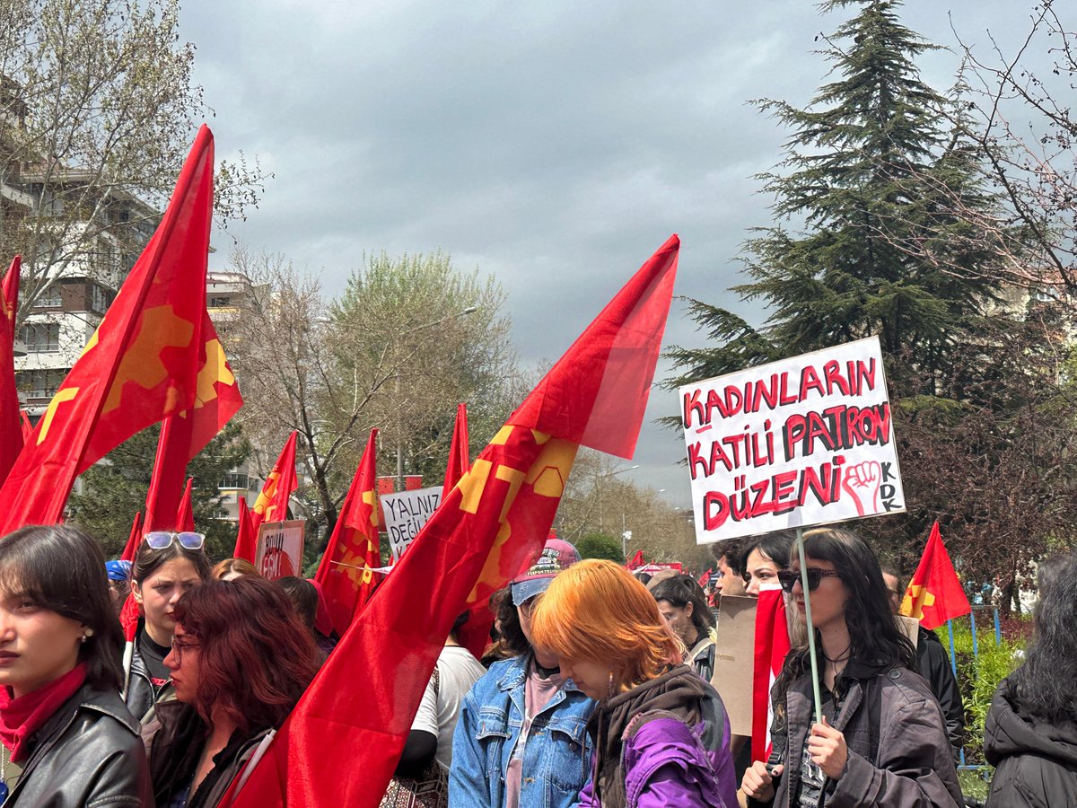 Kadın Dayanışma Komiteleri (@kadindayanismak) on Twitter photo <a href="/tkpninsesi/">TKP</a> <a href="/istanbul_tkp/">TKP - İstanbul</a> <a href="/IzmirTkp/">TKP İzmir</a> <a href="/IzmirKdk/">İzmir Kadın Dayanışma Komiteleri</a> Emekçi kadınlar bugün memleketin her köşesinde 1 Mayıs alanındaydı🚩
Patrona, zorbaya diz çökmeyiz demek için Eskişehir’de bir araya geldik✊ <a href="/tkpninsesi/">TKP</a> <a href="/istanbul_tkp/">TKP - İstanbul</a> <a href="/IzmirTkp/">TKP İzmir</a> <a href="/IzmirKdk/">İzmir Kadın Dayanışma Komiteleri</a> Emekçi kadınlar bugün memleketin her köşesinde 1 Mayıs alanındaydı🚩
Patrona, zorbaya diz çökmeyiz demek için Eskişehir’de bir araya geldik✊