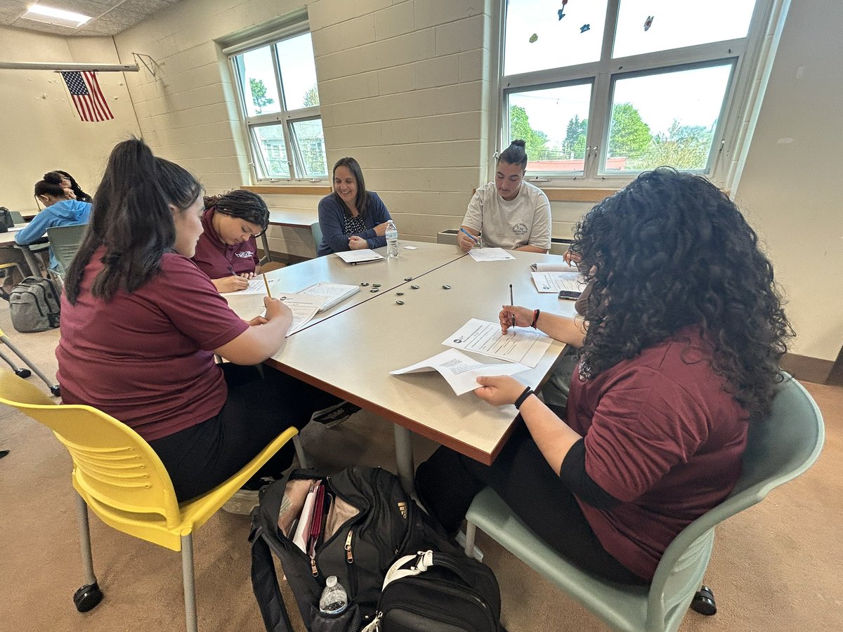 Official_JSEC's tweet image. Industry Day hosted by @NAFCareerAcads @RIFoundation @WebsterBank @LeadershipRI @WomensFundRI @AmeriCorps @ri4cj Working on their elevator pitches! @pvdschools @RIDeptEd