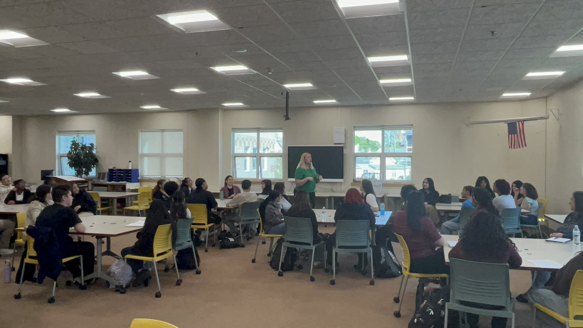 Official_JSEC's tweet image. Industry Day hosted by @NAFCareerAcads @RIFoundation @WebsterBank @LeadershipRI @WomensFundRI @AmeriCorps @ri4cj Working on their elevator pitches! @pvdschools @RIDeptEd