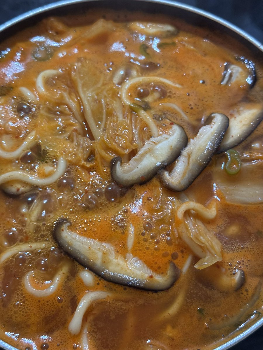 이 시간에 이러면 안 되는 거 알지만 칼국수가 너무나도 먹고 싶었다 ㄱ ㅔ이 다섯시간 더 보고 자야지 뭐 낄낄