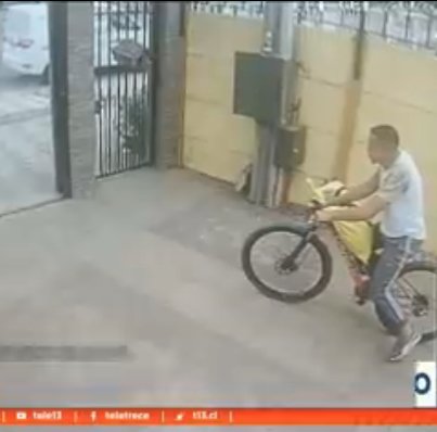 Acá el sicópata sacando los restos en bicicleta..