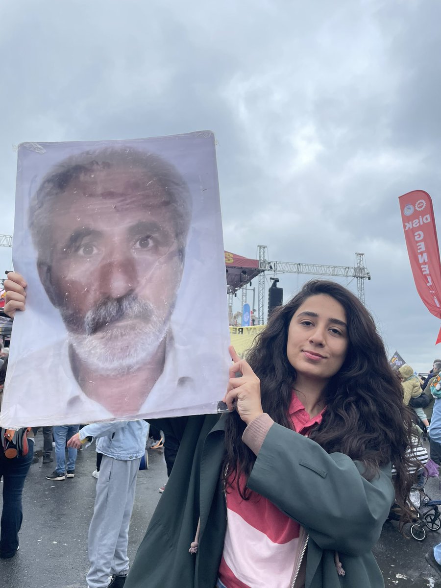 Onun da hakkı için alanda olanlar vardı.